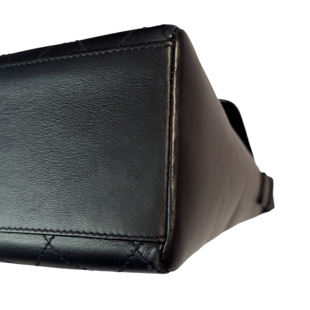 🖤 Chanel Vintage Matelassé “So Black” CC Lock Flap – Medium - Picture 6 of 12